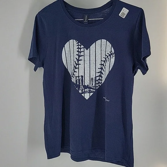 New York Heart Baseball T-Shirt With Skyline NWT - Picture 2 of 11